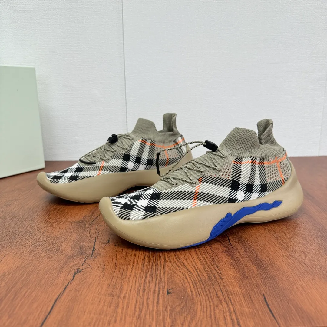 Batch 720 Guangdong high version War Horse series Burberry new men's knitted casual sneakers Burberry's classic yarn inspires the sophistication and sporty taste of this sneaker. The variegated knitted upper is extremely light and elastic, showing a tight appearance on both sides of the shoe, while the toe box adopts the unique "micropore" technology of sports accessories to sublimate breathability. The elasticity of knitwear ensures that shoes fit better and are more comfortable to wear. It is equipped with a lightweight rubber outsole, an unlined design, embellished with branded drawstring accessories, and a combination of pull-on and lace-up styles. It is comfortable and breathable for the upper foot, and comes with a full set of original packaging dust bags! Size: 39-40-41-42-43-44 Leather shoe size Item number: B9368 gray brown
